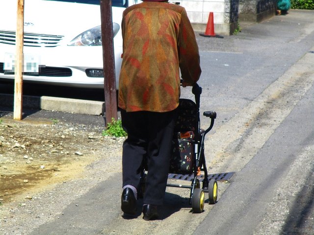 歩行車で歩くおばあちゃん　イメージ